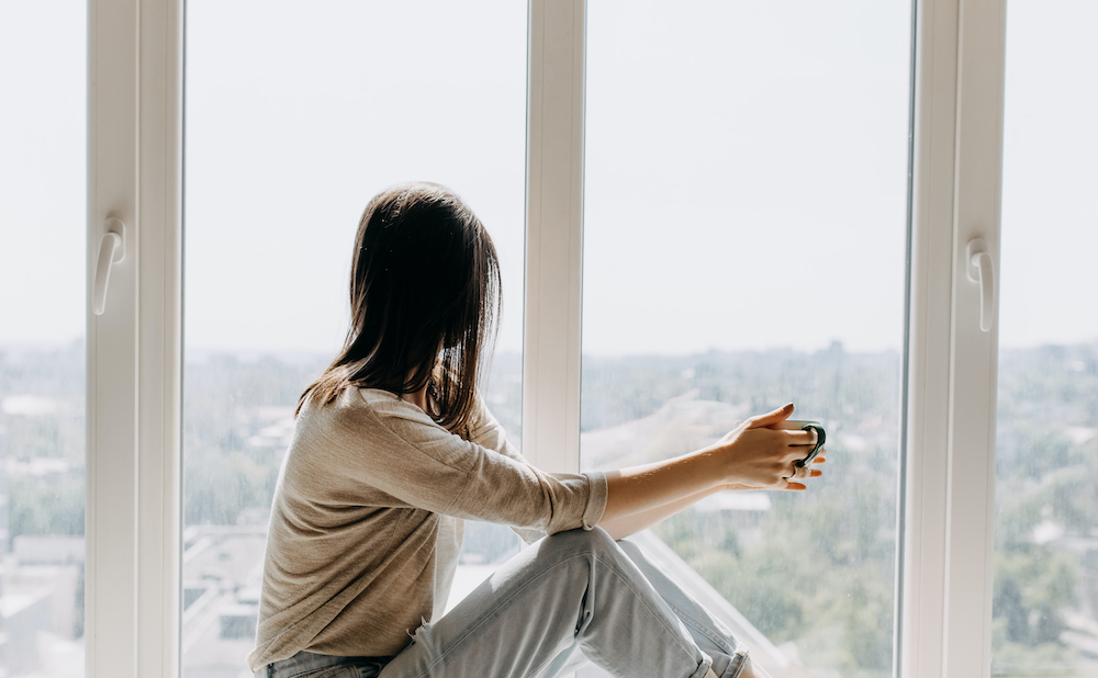 female quarantine in hong kong looking over window