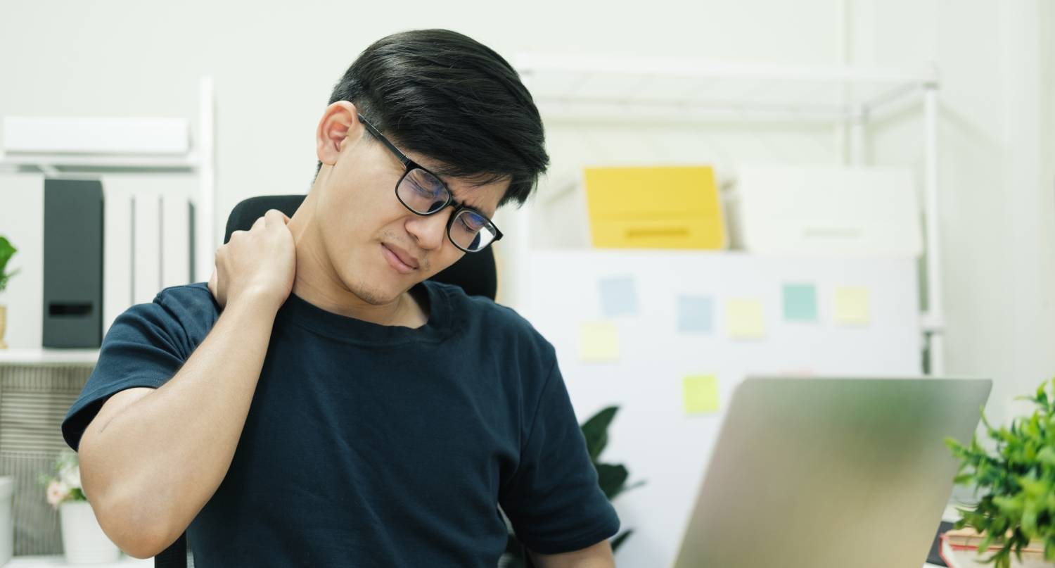 患炎症導致肩頸痛的年輕男子