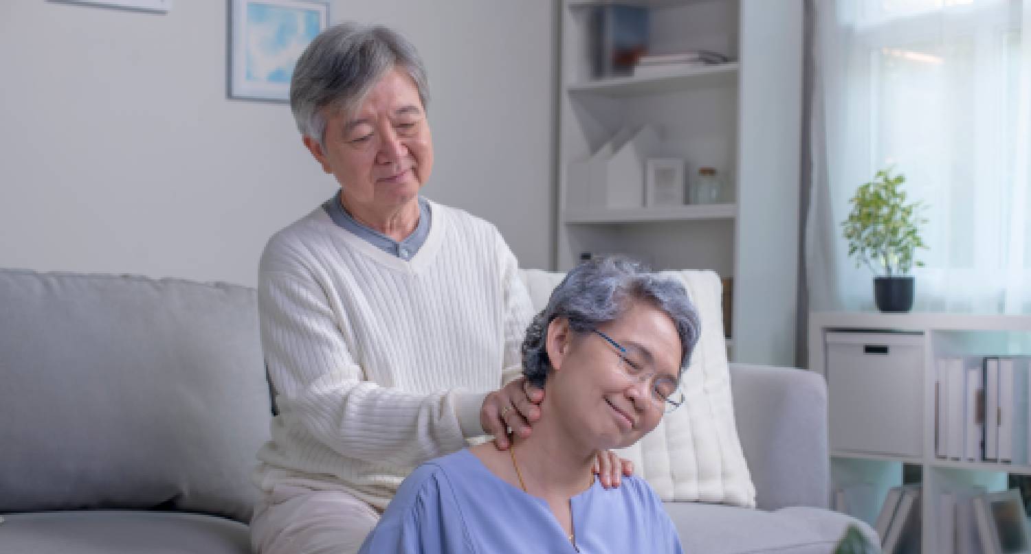 丈夫為妻子按摩頸部