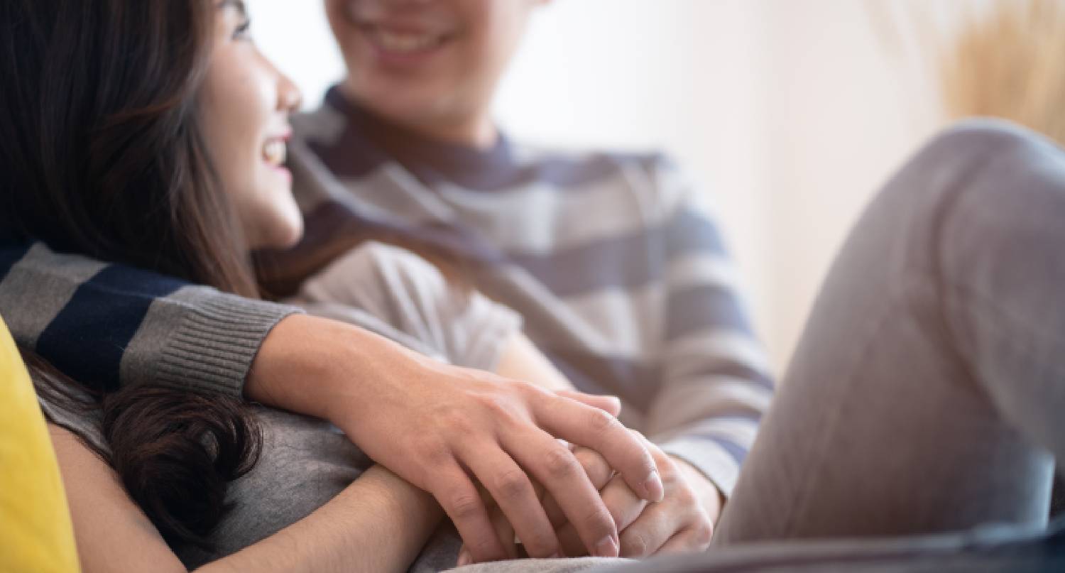 情侶在床上休息