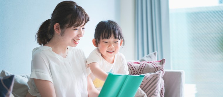 年輕母親與女兒互動