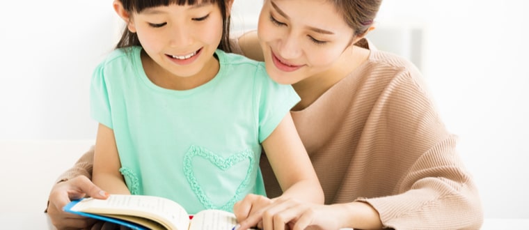 女童與母親閱讀