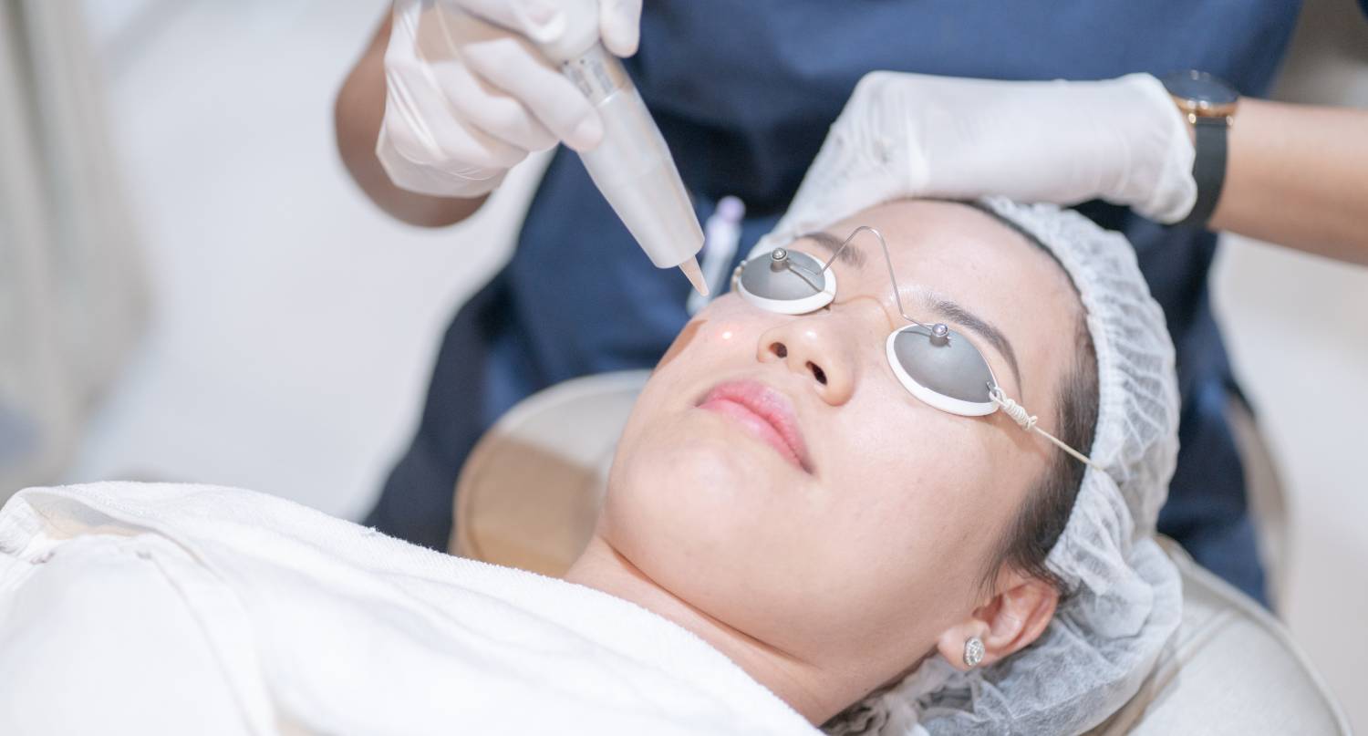 女士接受激光療程