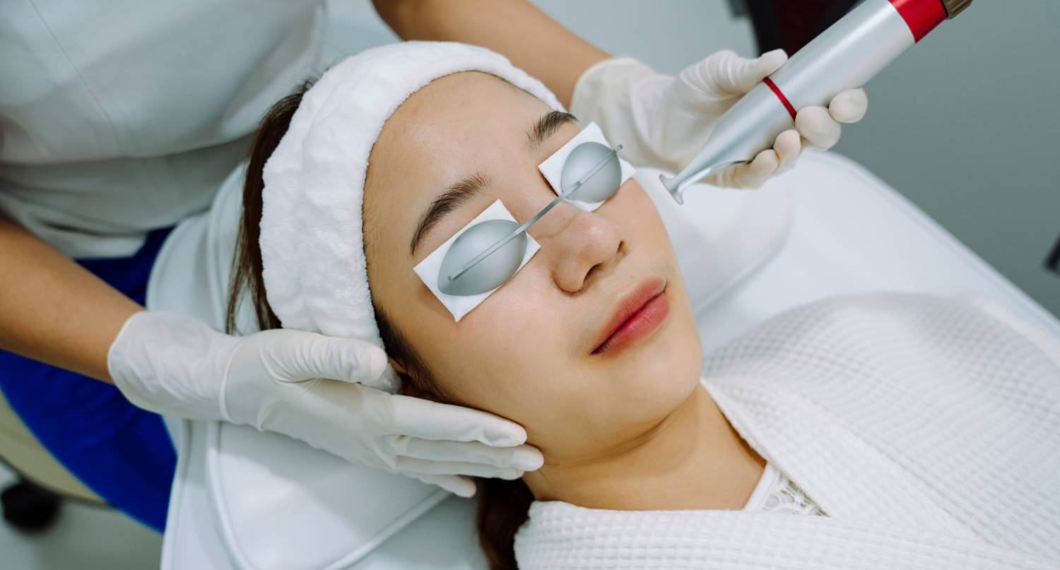 女子進行激光護膚療程