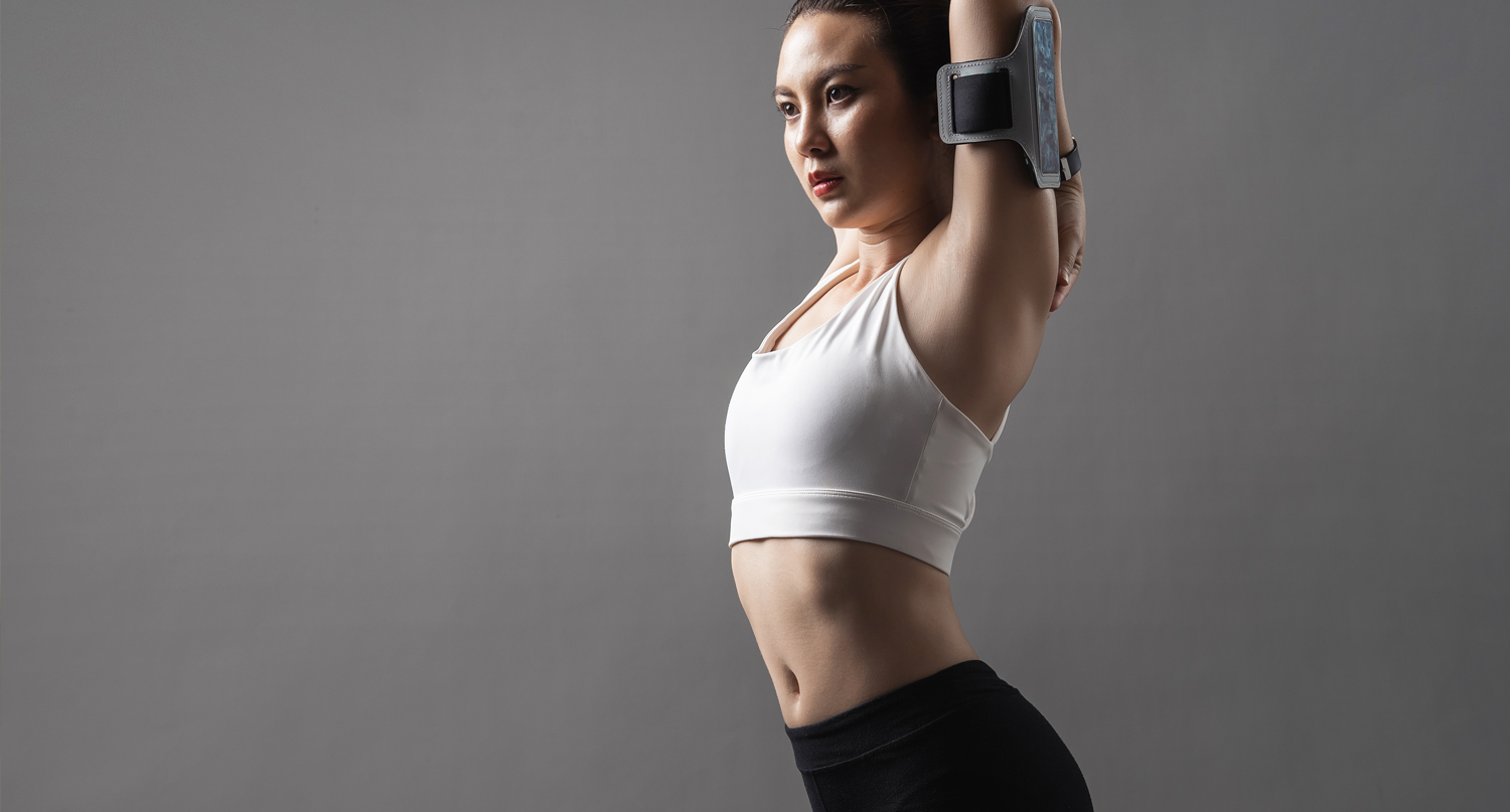 伸展的年輕女性