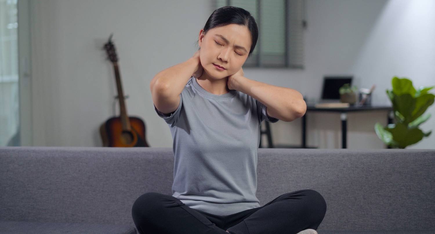 亞洲女性感到頸痛