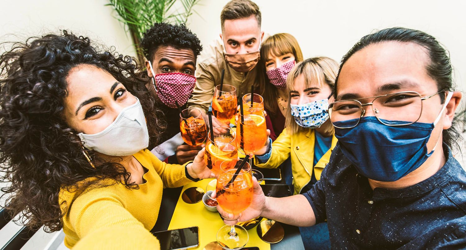 朋友之間在聚會佩戴口罩合照