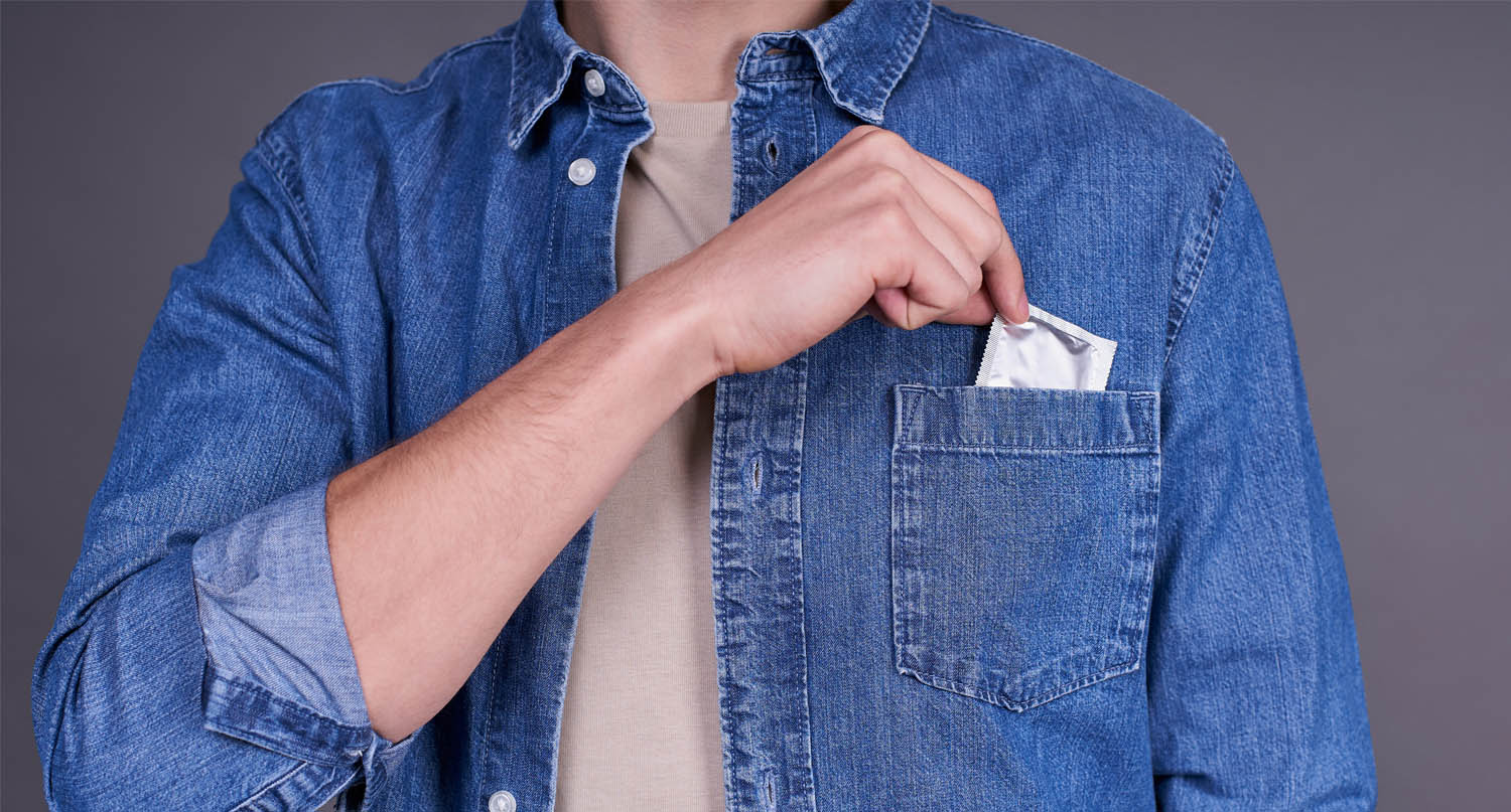 男性攜帶避孕套