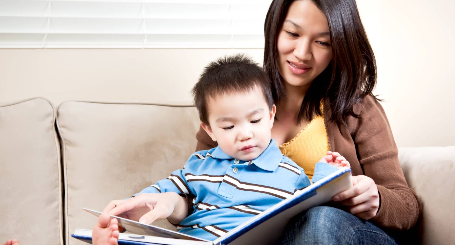 母親陪同兒子閱讀