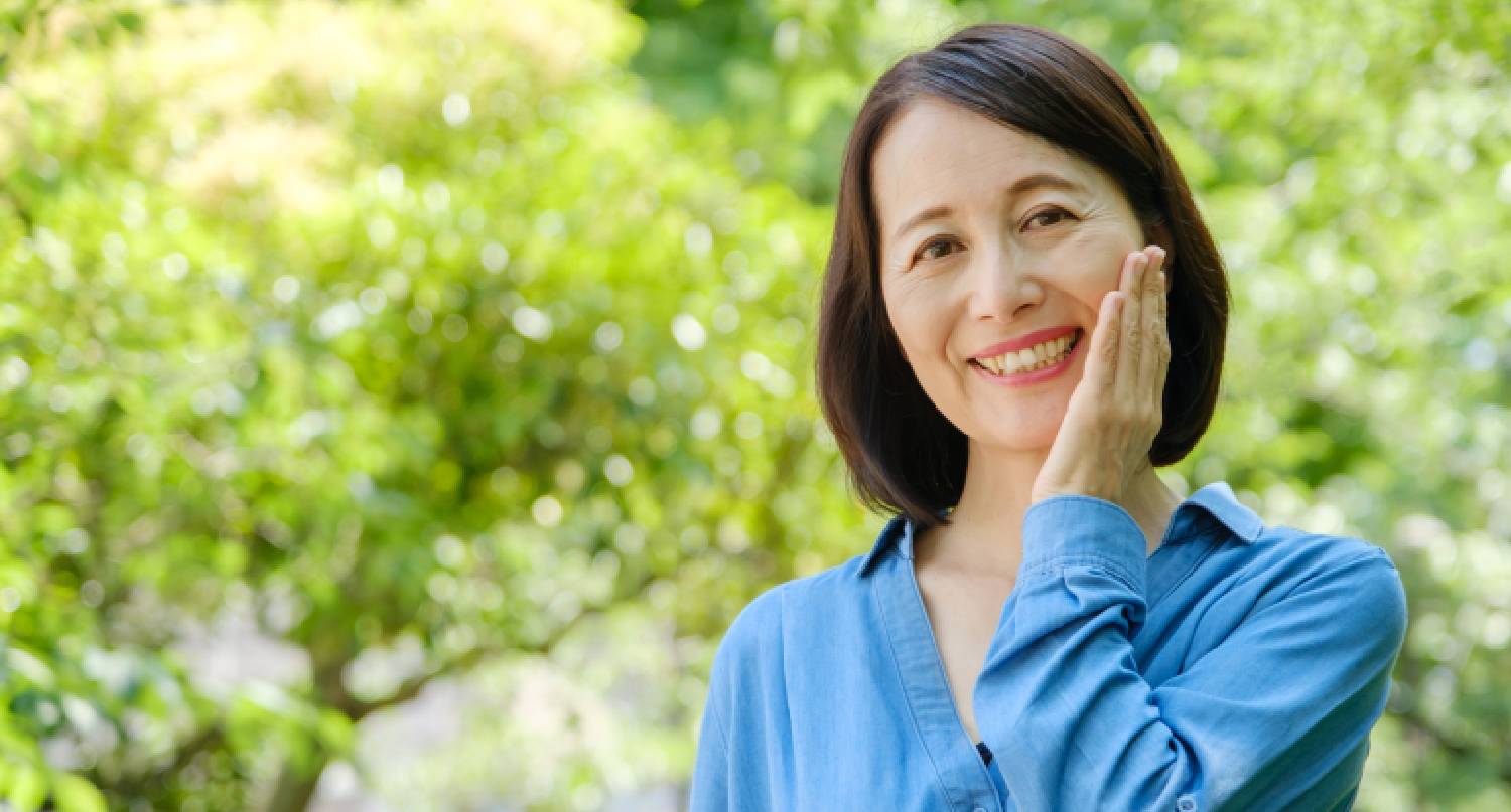 中年女性微笑時出現法令紋
