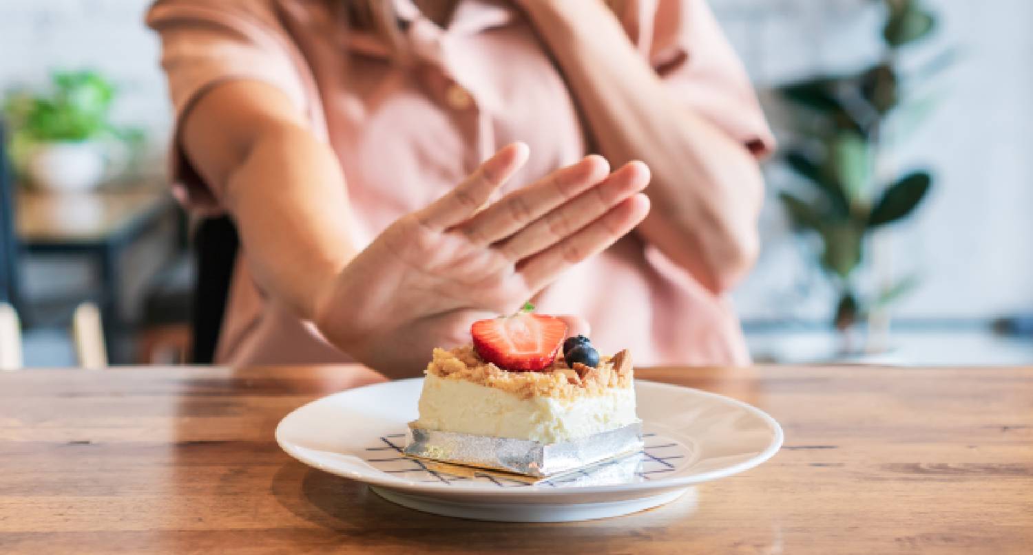 年輕女生拒絕吃高糖分的蛋糕