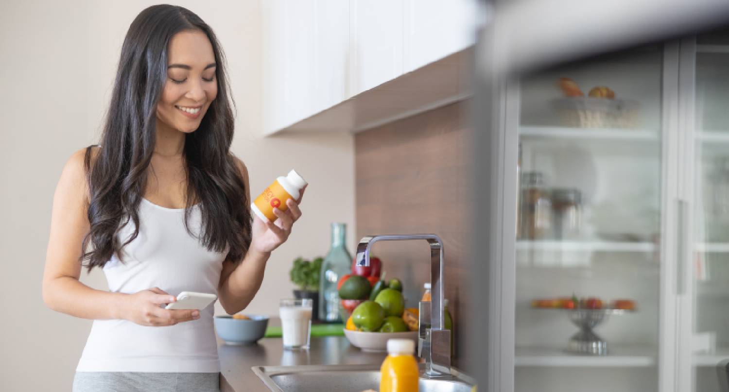 年輕女性在家中檢查保健品