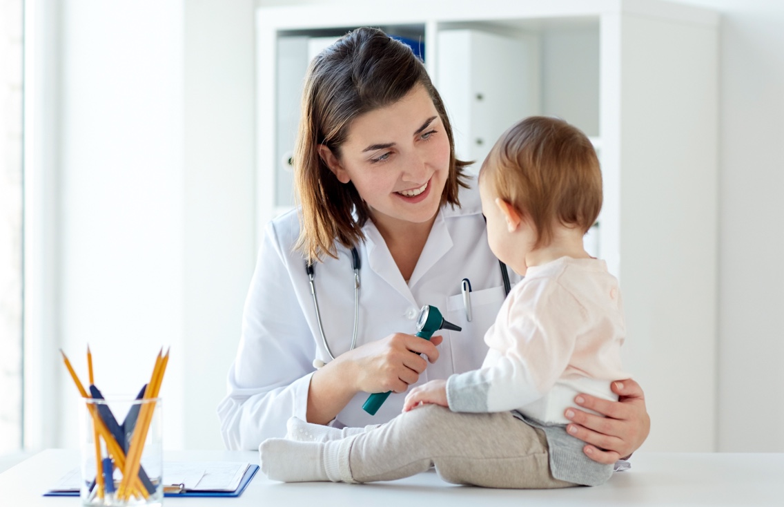 兒科醫生檢查幼兒