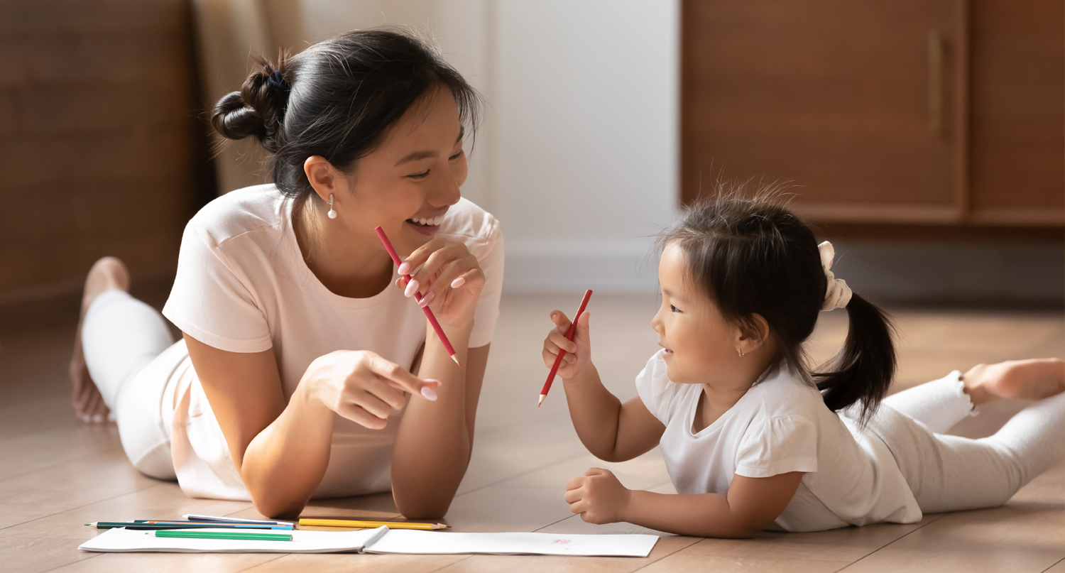 母親和女兒在地上玩耍