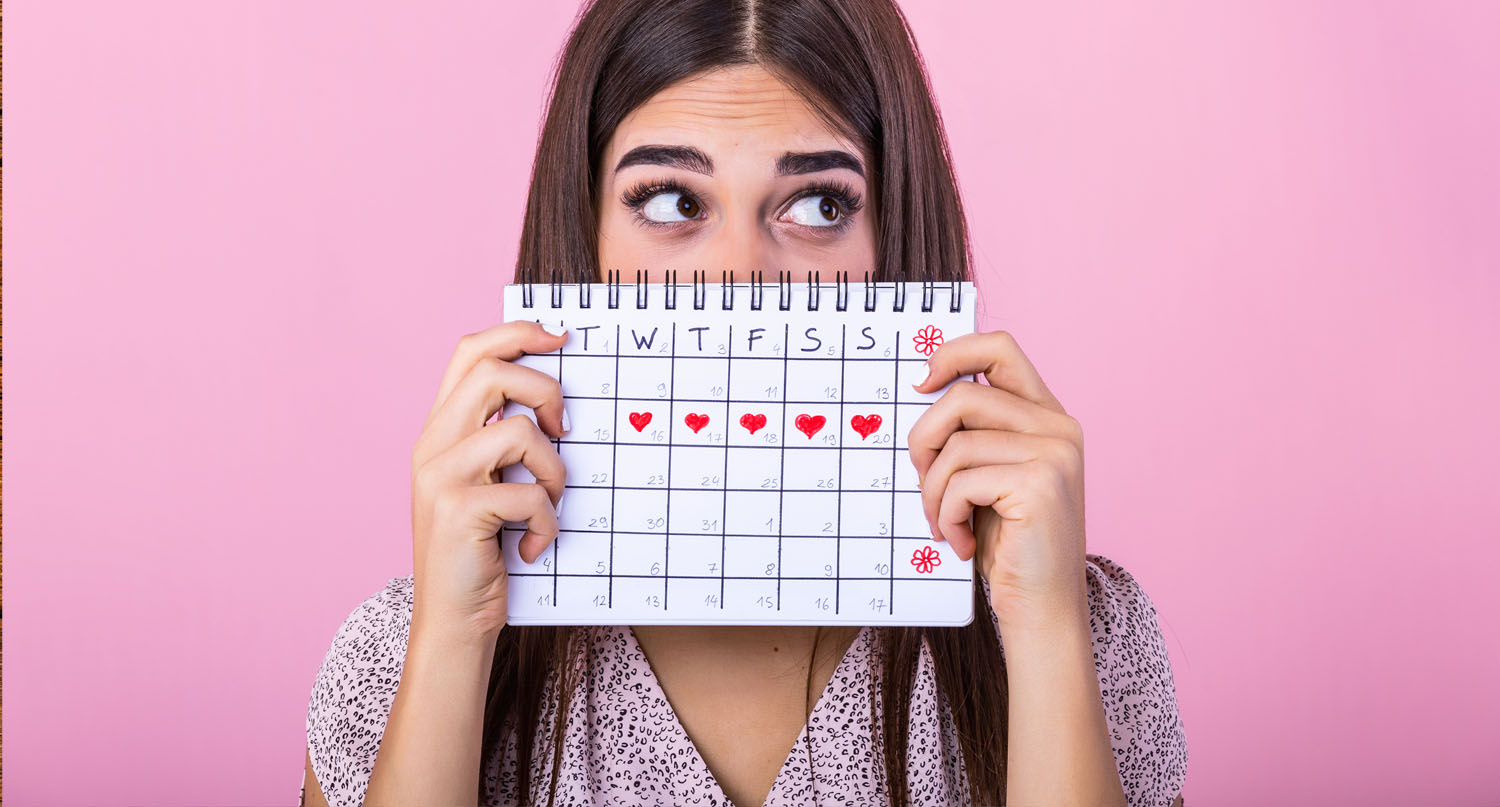 女性拿著記錄月經的月曆