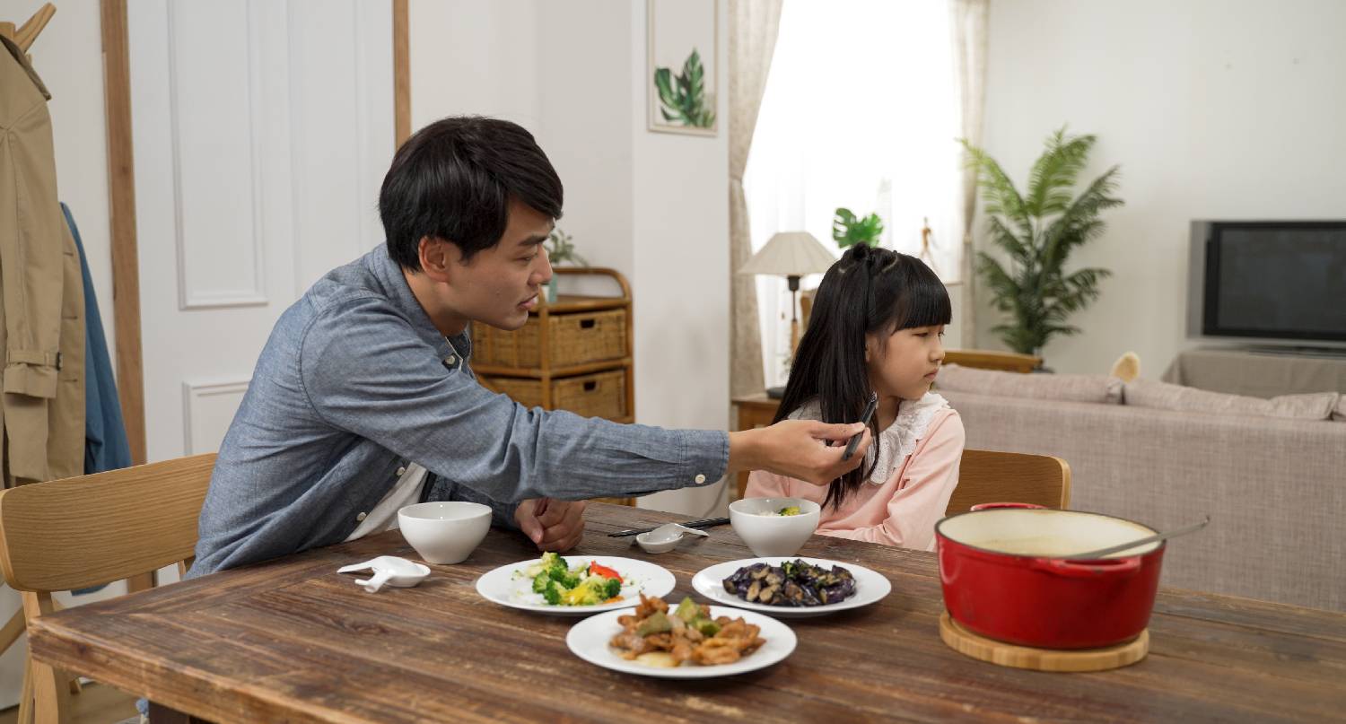 女孩不願吃父親給的食物, 偏食