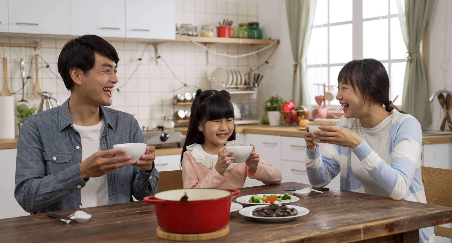 一家三口享受一起吃午餐