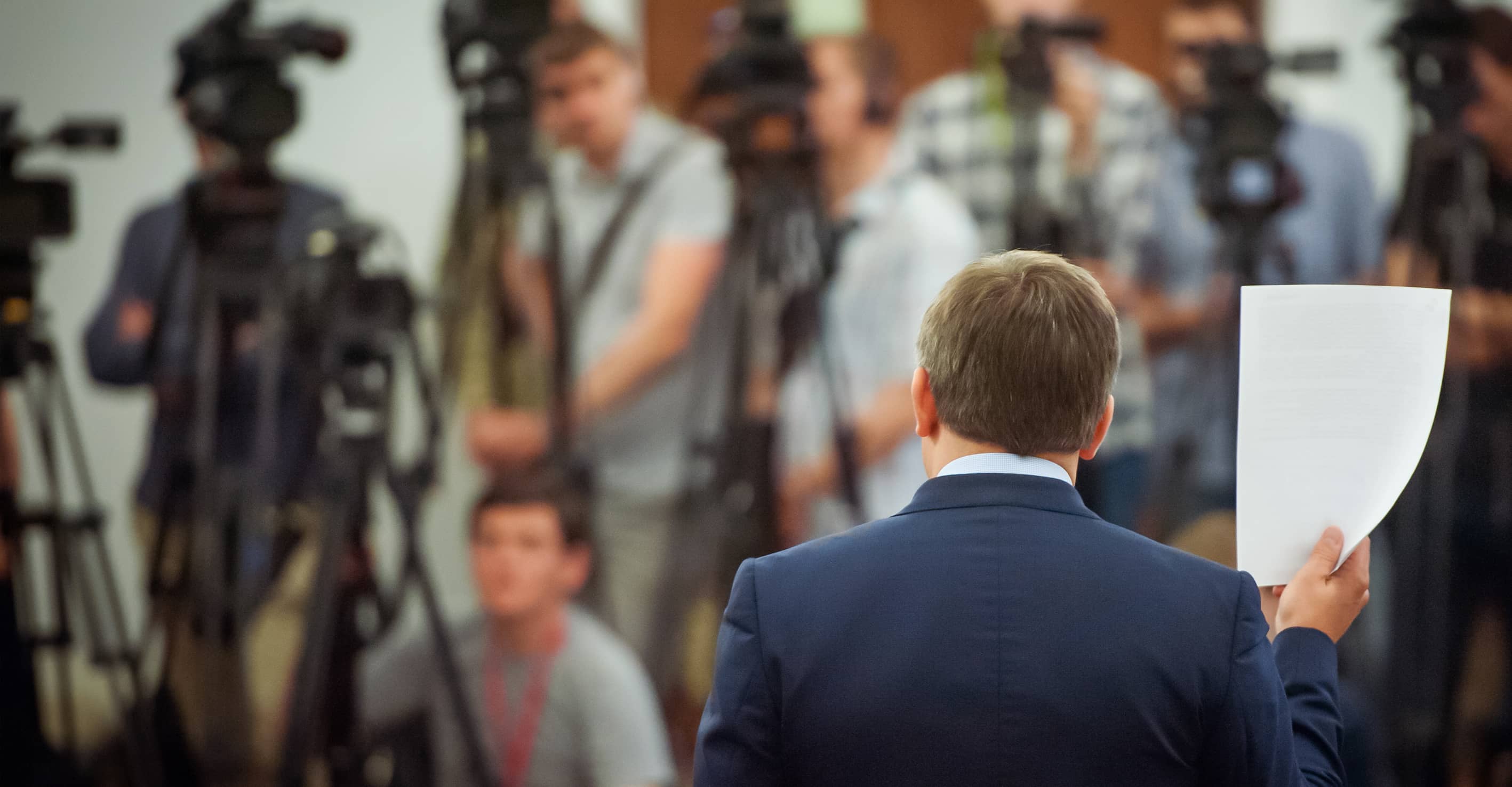 政客在記者會發表演說