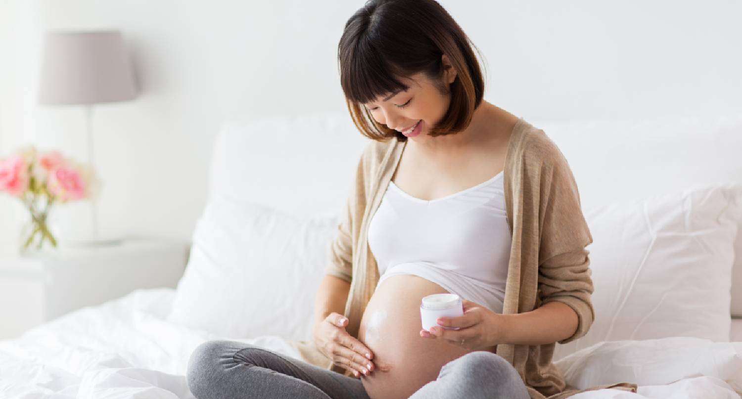 年輕孕婦塗抹妊娠紋乳霜