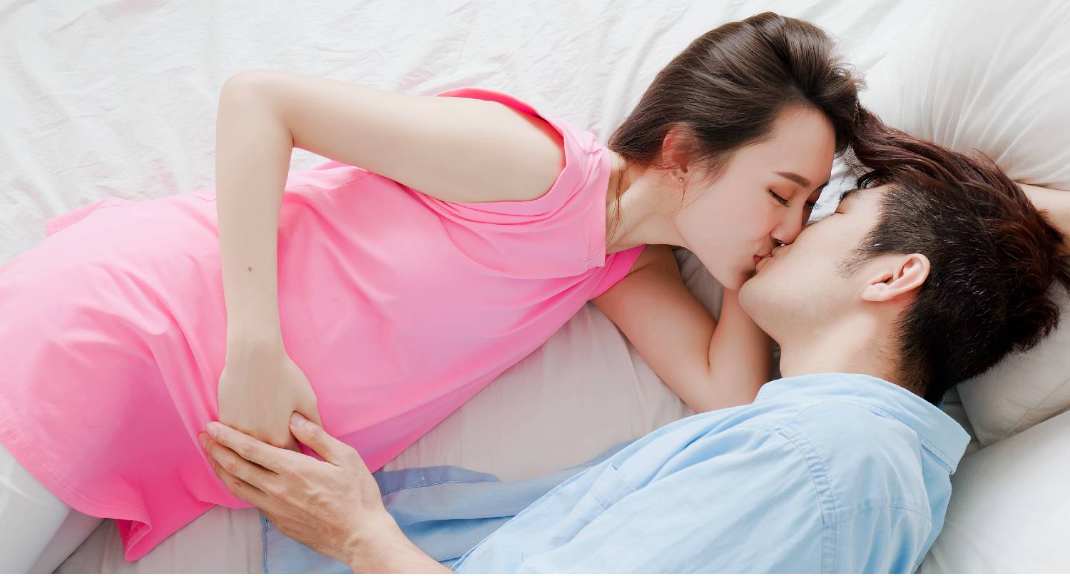 年輕孕婦和丈夫表現親密