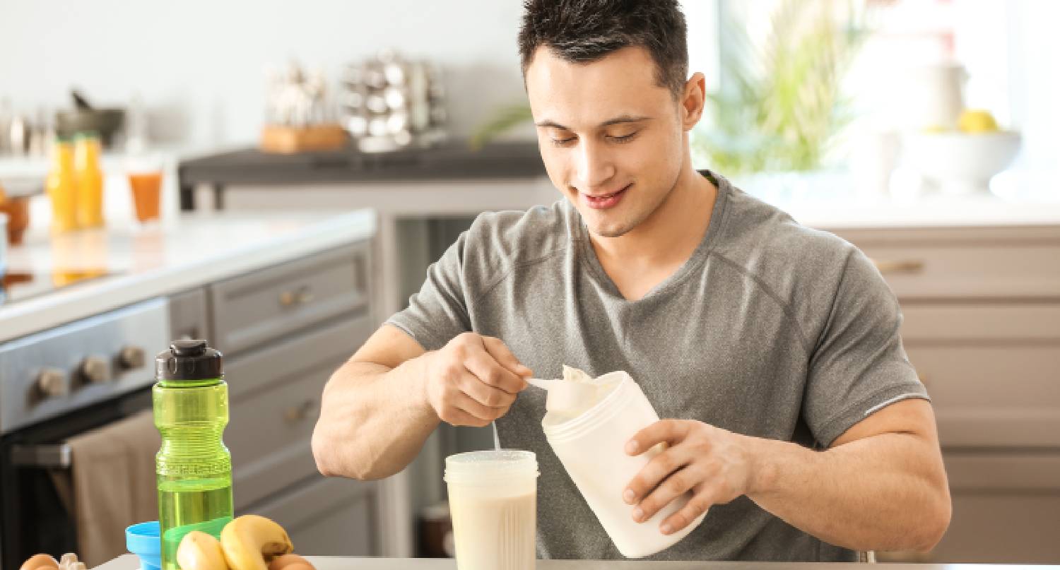 年輕男子沖製蛋白粉飲料