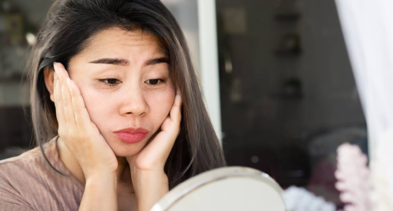 年輕女性擔心面部輪廓