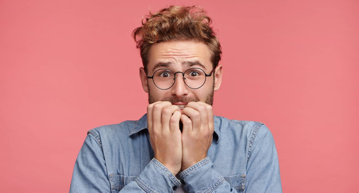 受驚的年輕男性