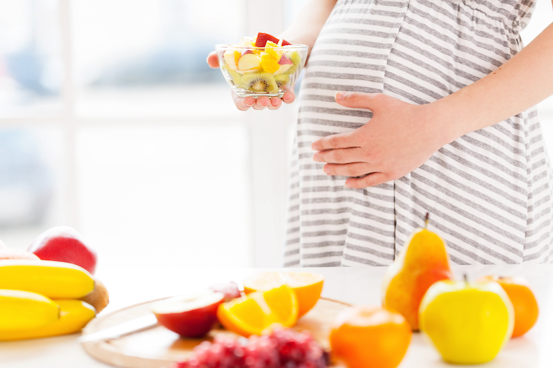 pregnant women eating fruit