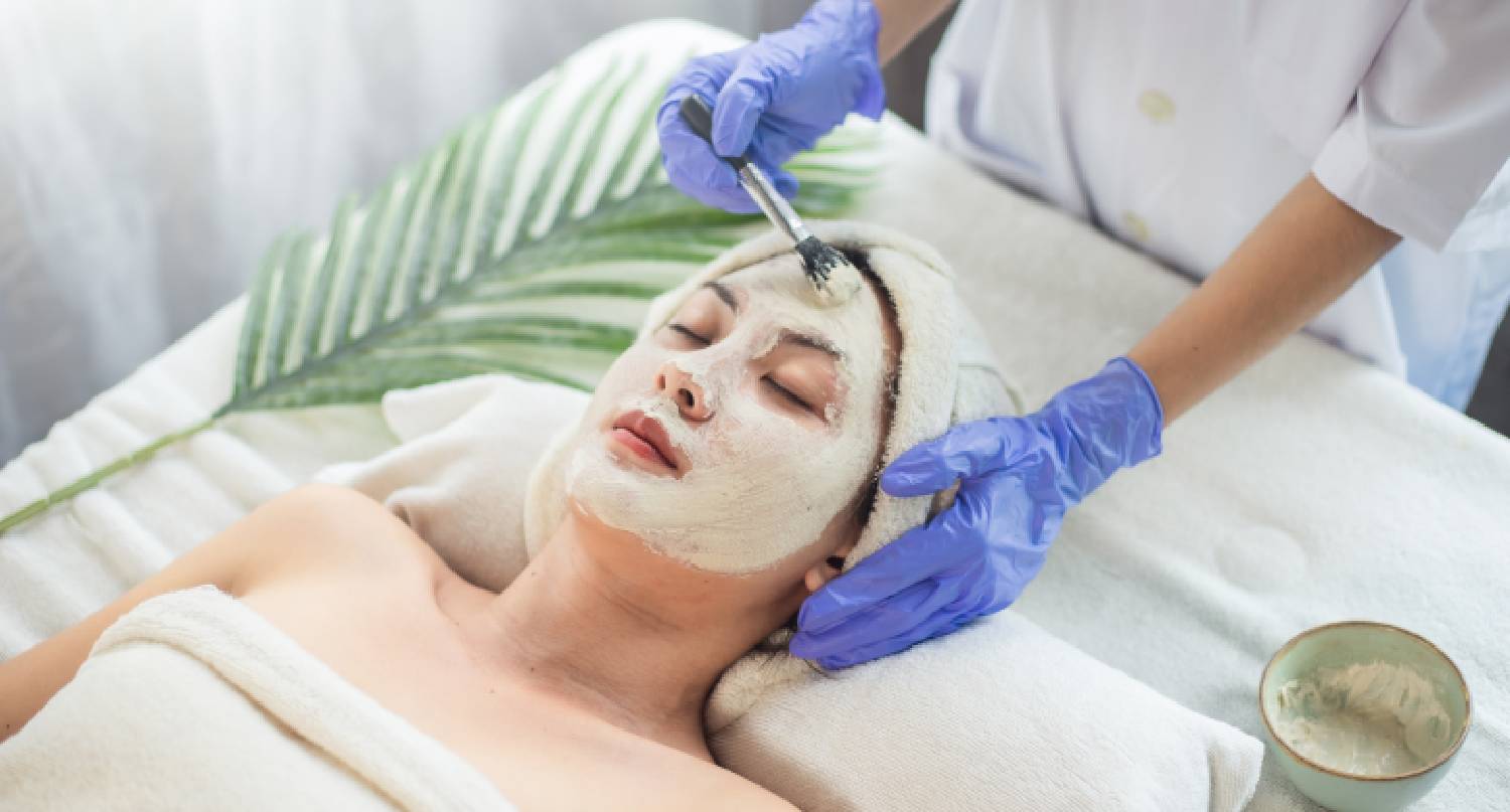 接受面部美容療程的女性