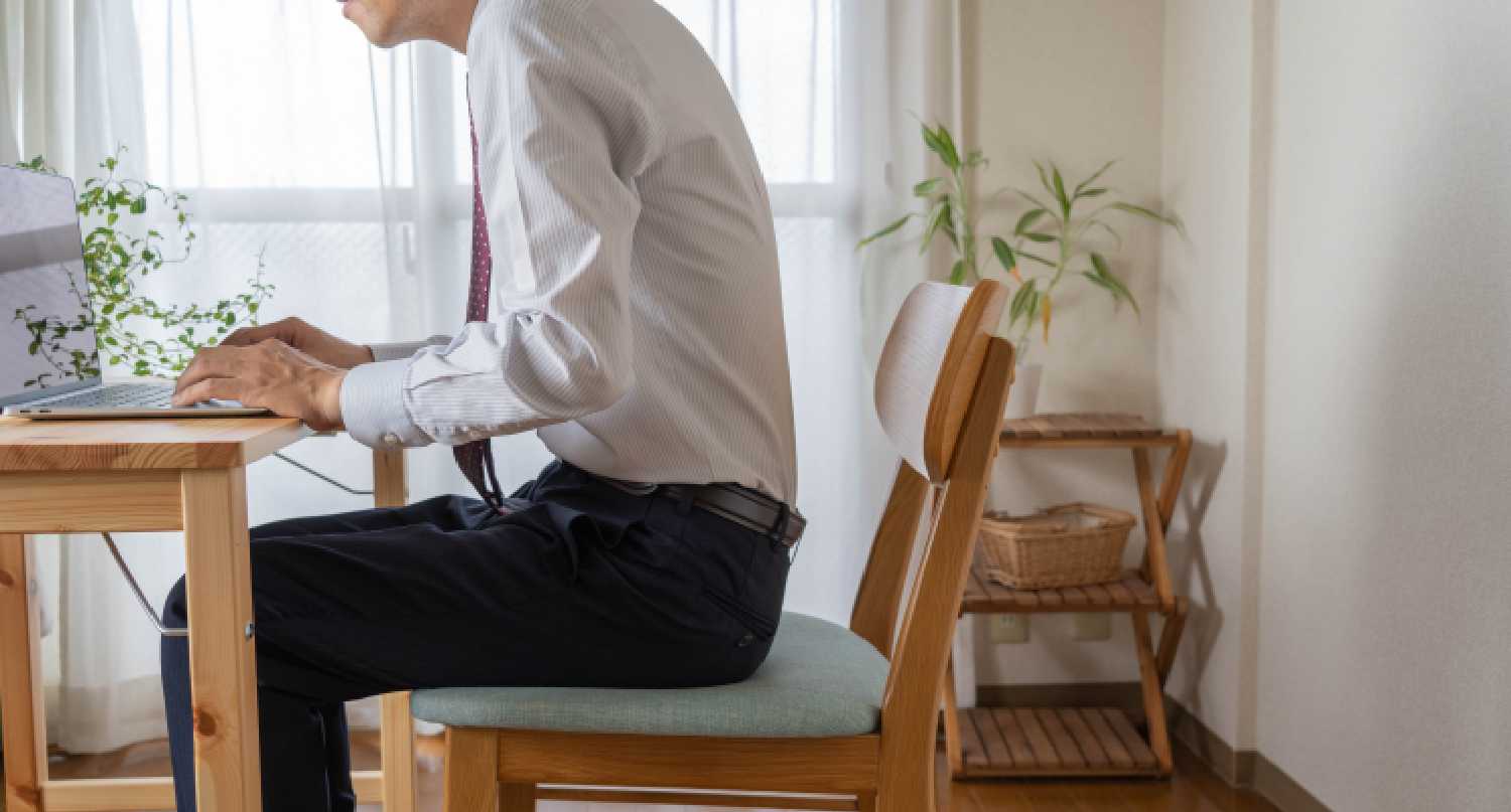 在家工作出現駝背的男士