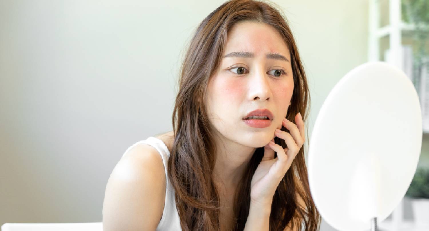 皮膚有紅腫問題的年輕女性