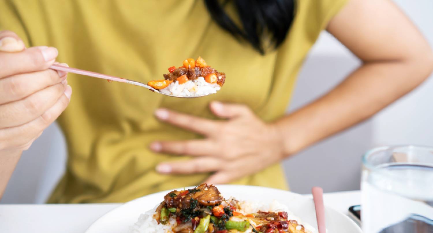 女士吃辣後胃部感不適