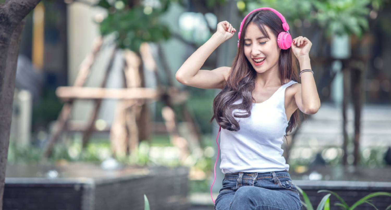 夏天年輕女生在室外聽音樂