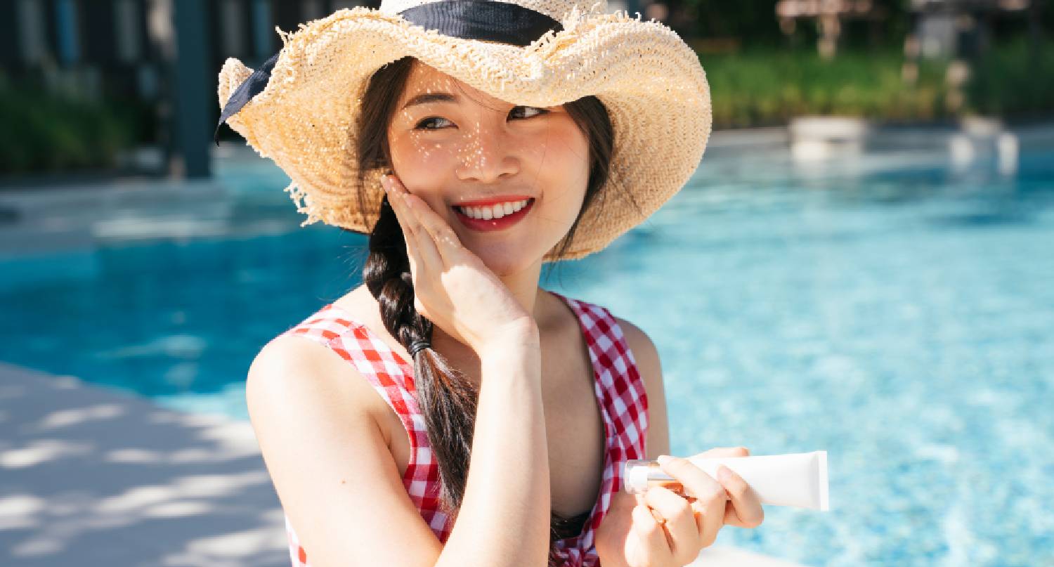 搽防曬的年輕女士