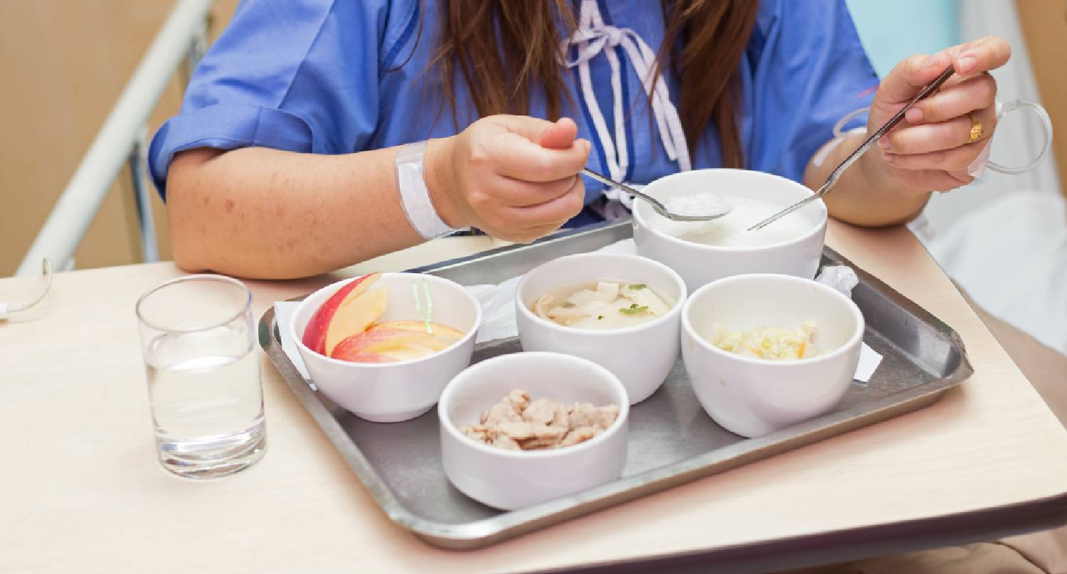 進行手術後病人在床上用膳