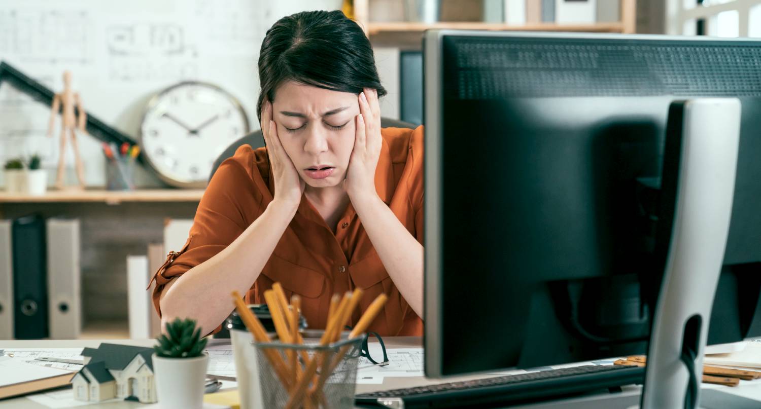 女性在辦公室突然感到耳鳴