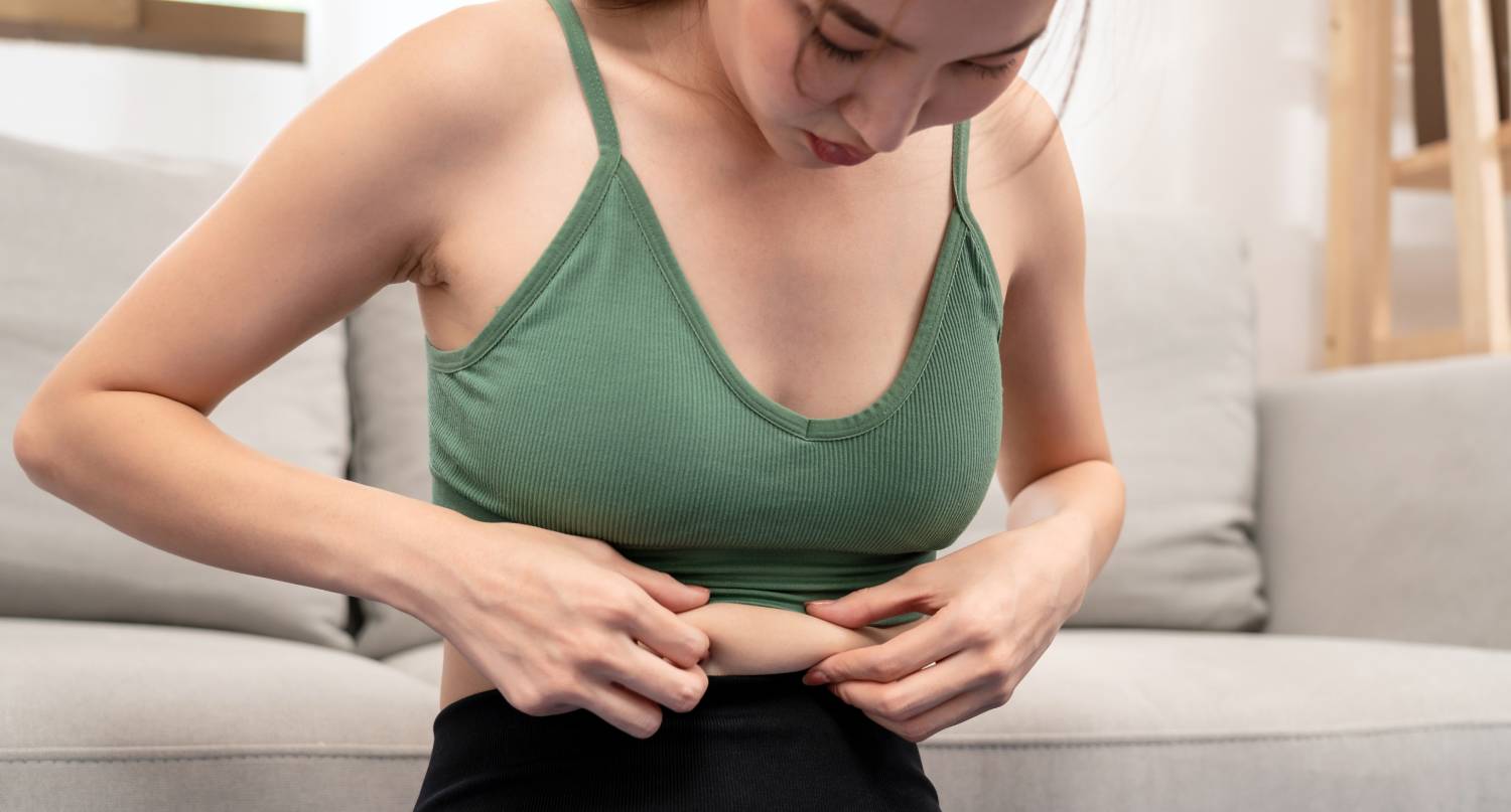 年輕女子擔心腹部脂肪