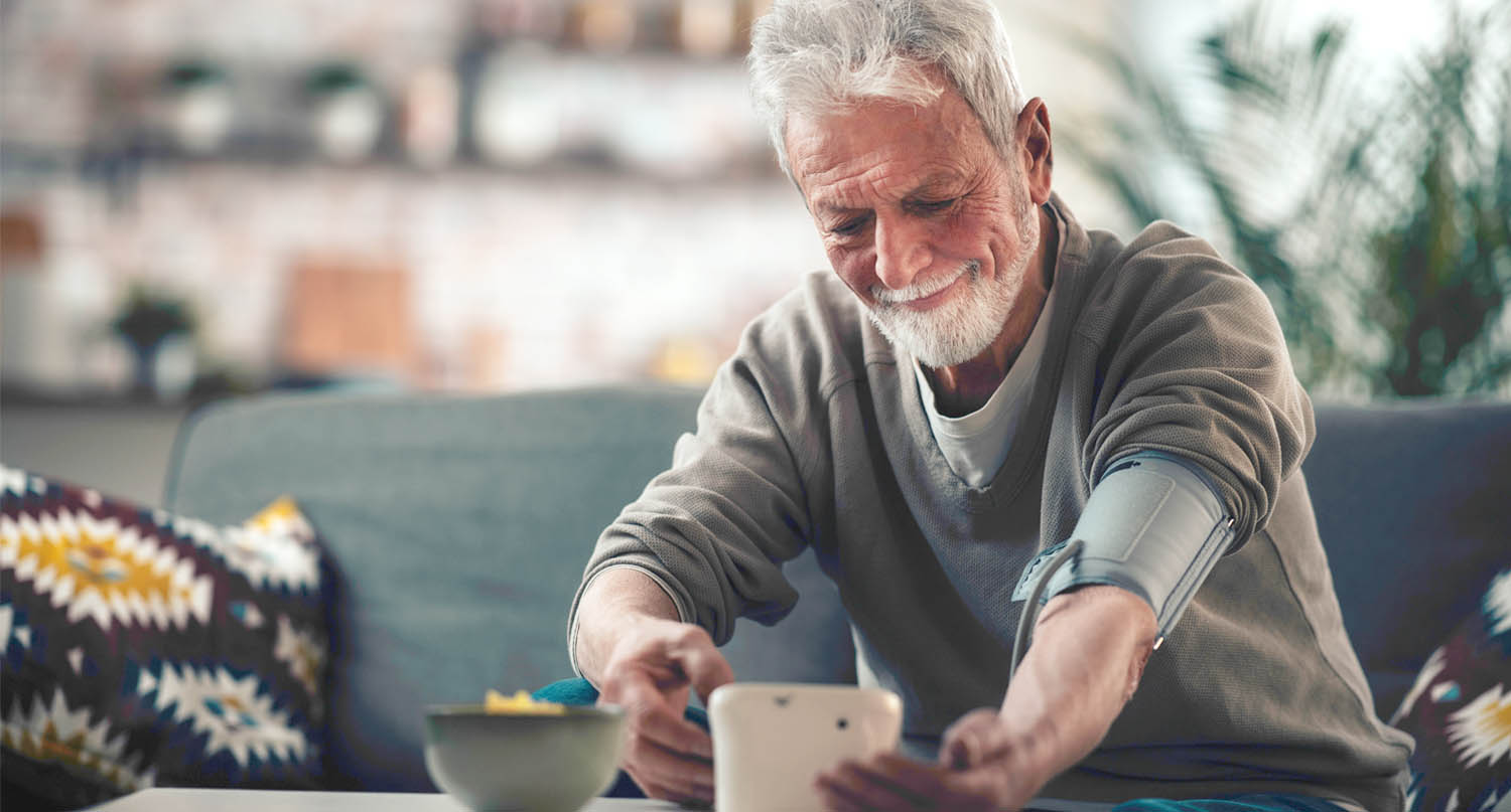 老男人在家中量度血壓
