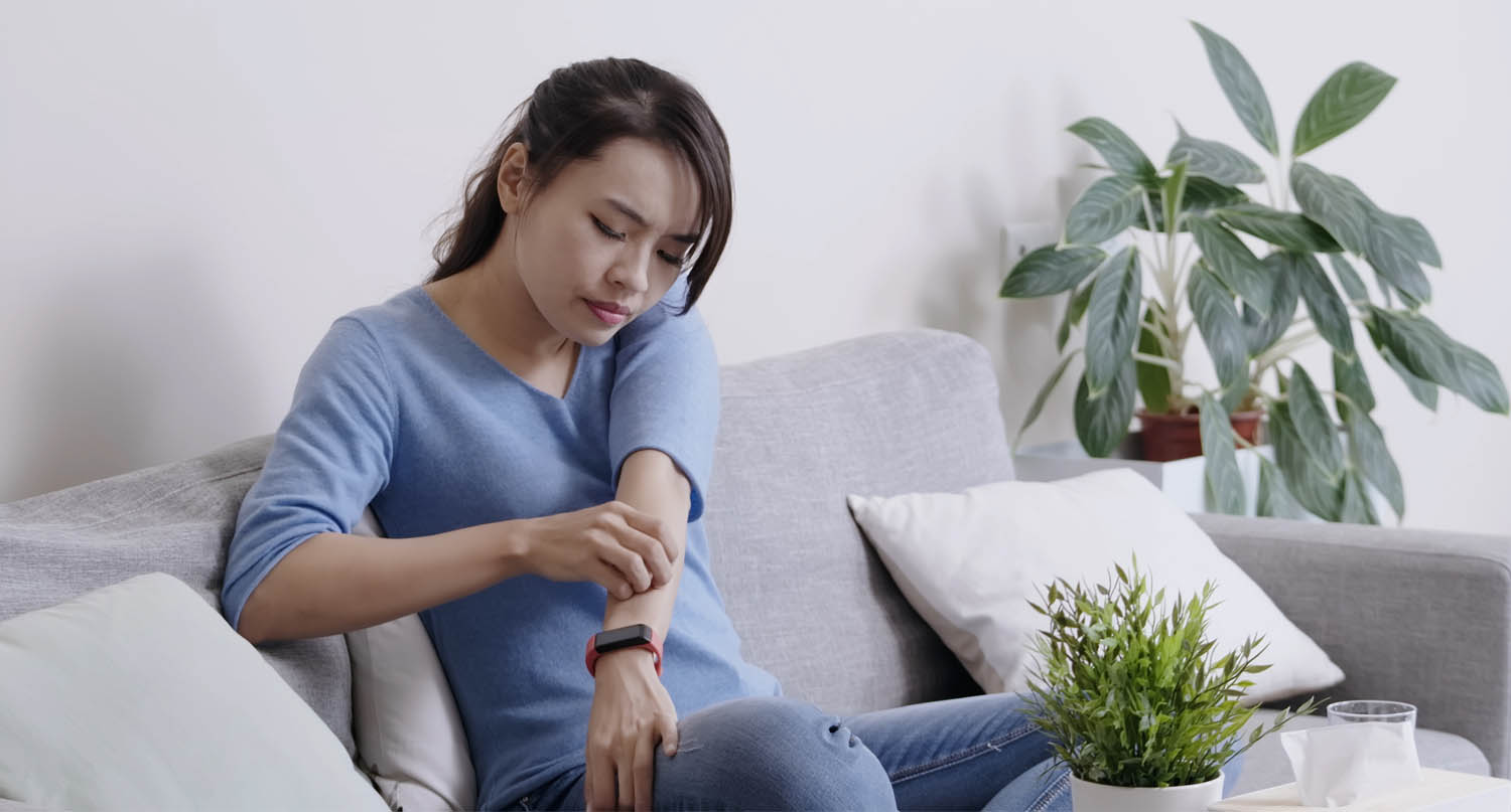 女性在冬天感到皮膚痕癢