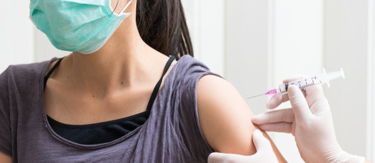 女性接種疫苗