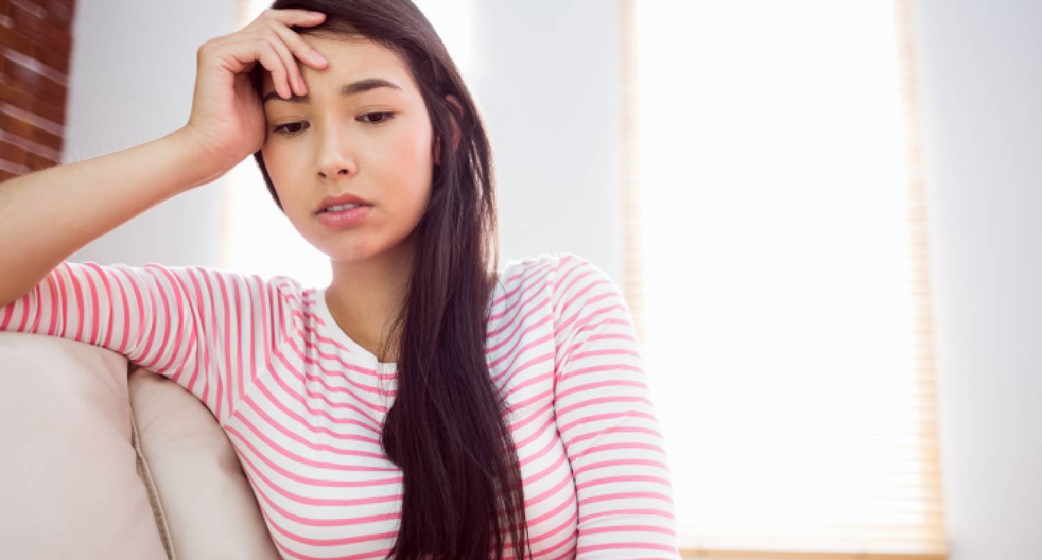 感到自卑的年輕女性