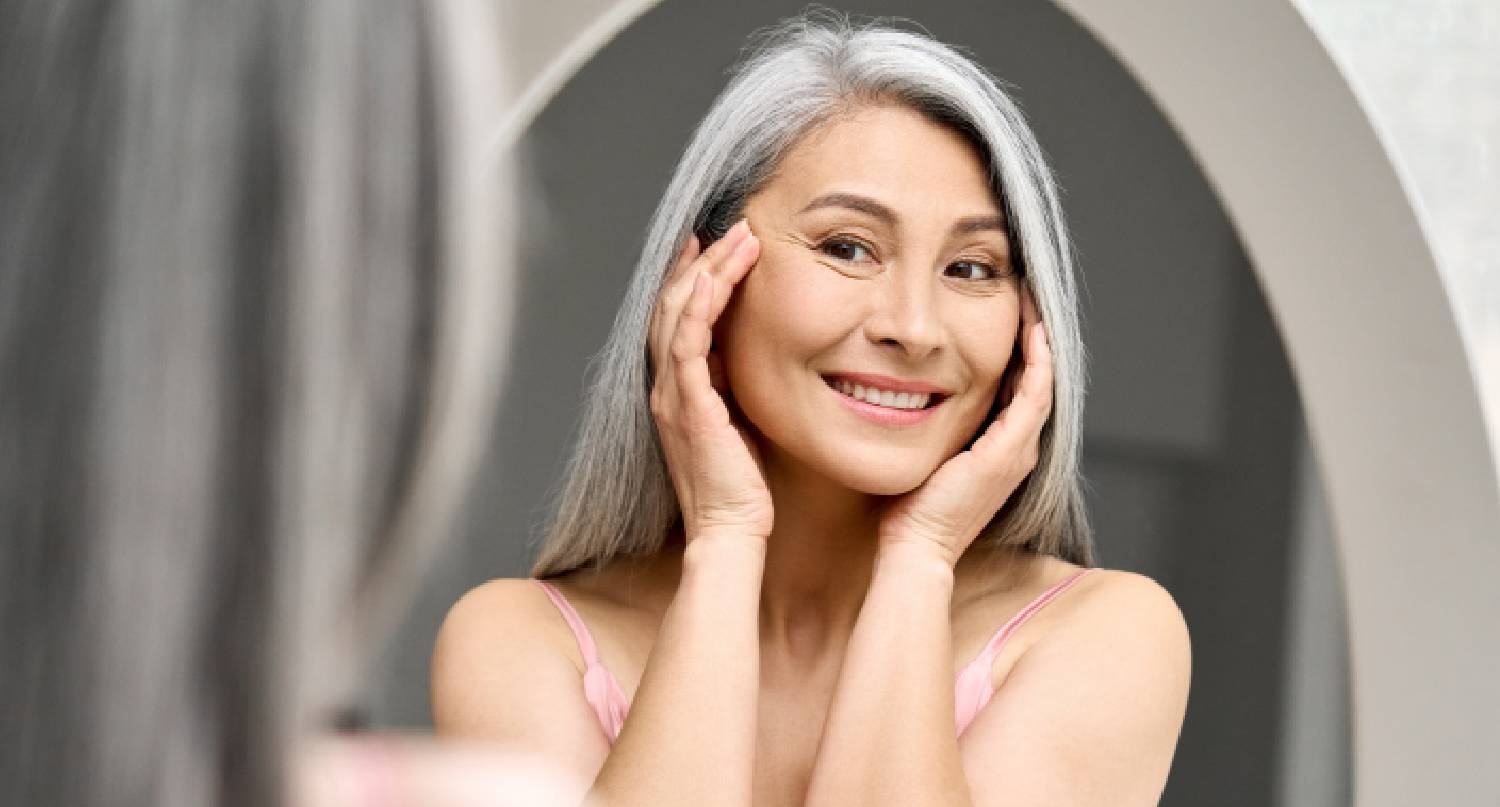 中年女性在鏡子前看自己的皺紋