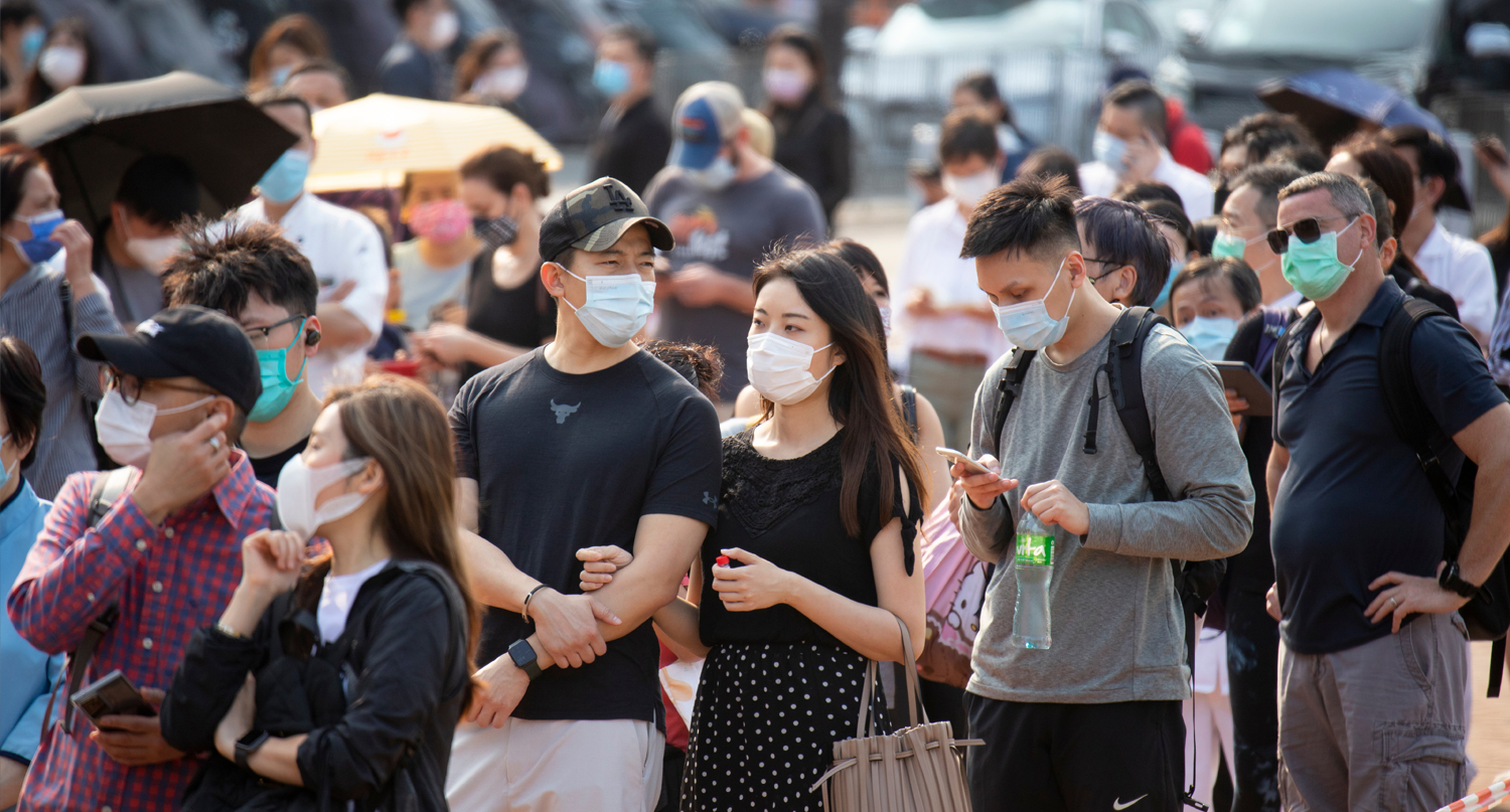 疫情下在街上戴口罩的人群